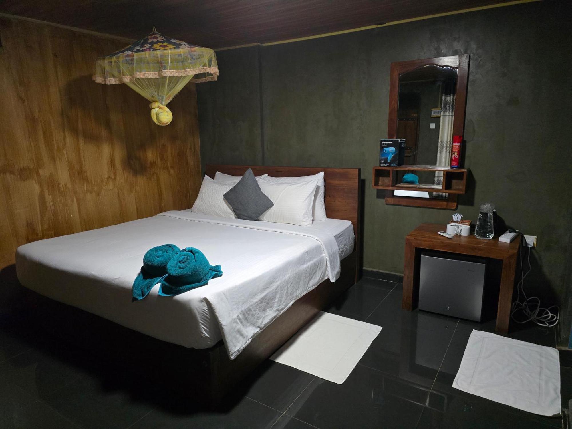 By Ceylon Lodge *