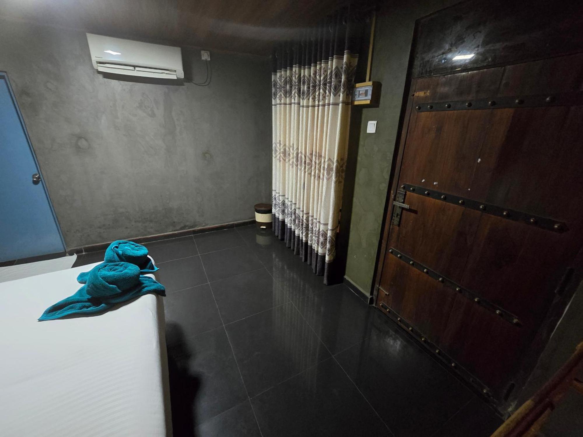 By Ceylon Lodge *