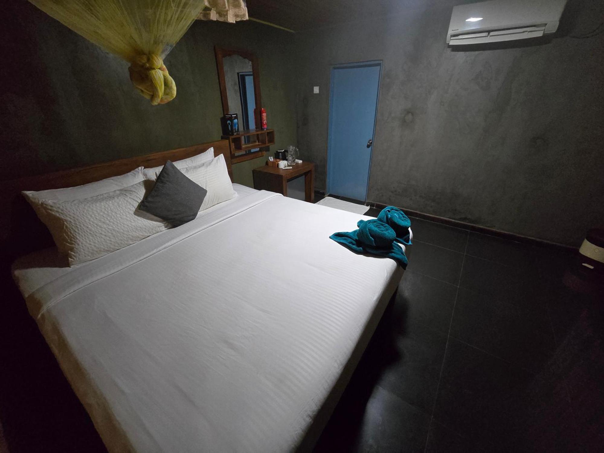 By Ceylon Lodge Wilpattu